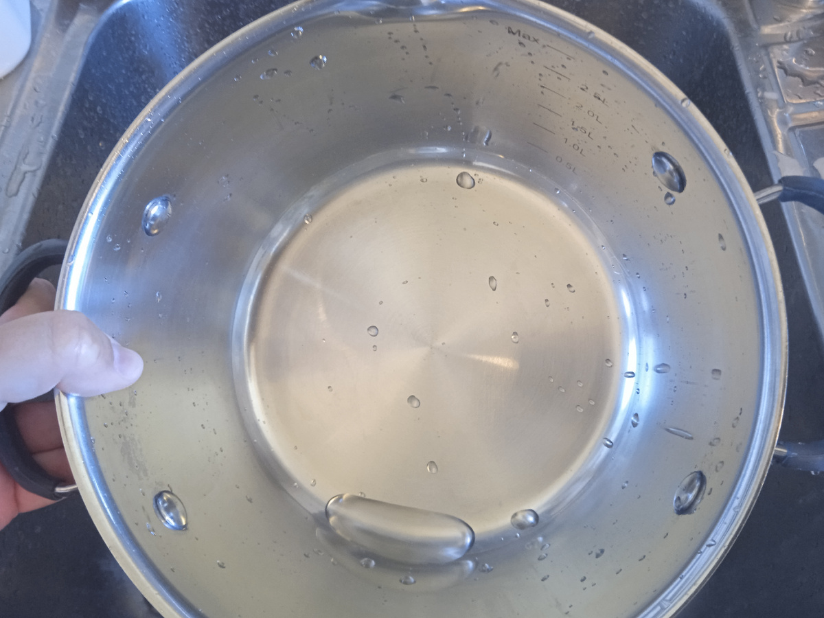 Отмыла кастрюлю до блеска. 