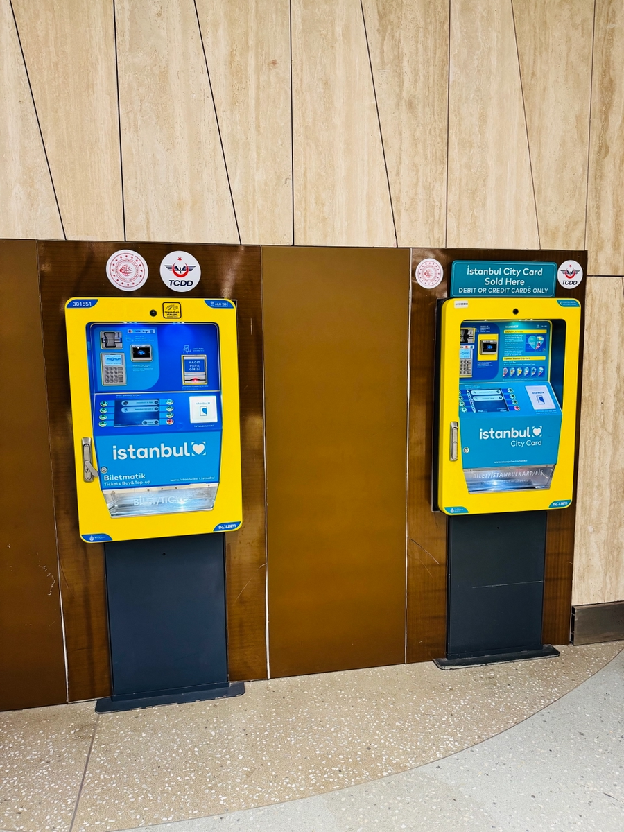 На всех автоматах будут надписи Istanbul City Card или Biletmatik 