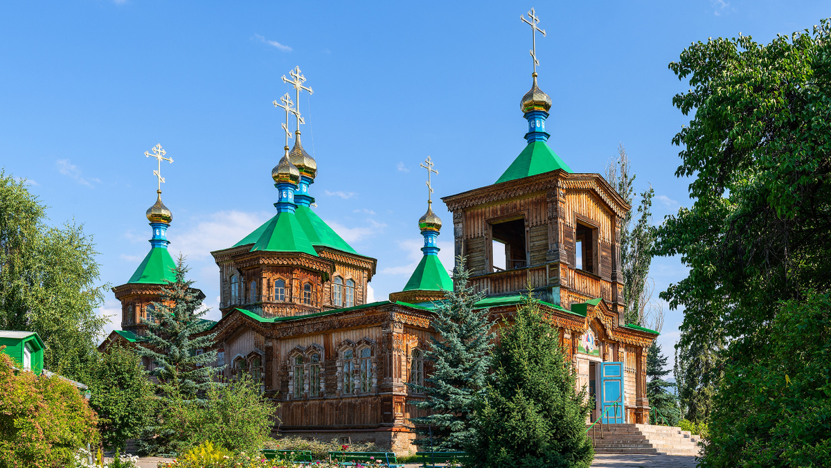     Фото: MaxZolotukhin/Shutterstock/FOTODOM Очень эпично смотрится соседство купеческих резных домиков и мечети в виде китайской пагоды