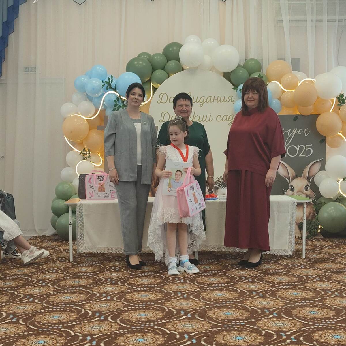 Это София) с воспитателями и заведующей)