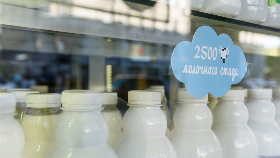   Бутылки с молоком на полке продуктового магазина в Петербурге. Автор фото: Сергей Ермохин / "Деловой Петербург"