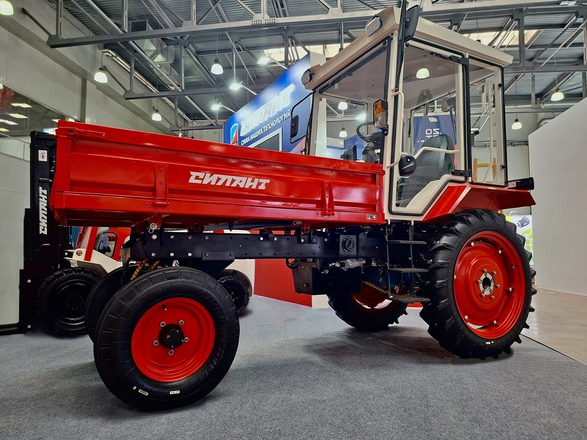 Демо-образец российского электротрактора «Силант» с электродвигателем АРМ (фото: АРМ)