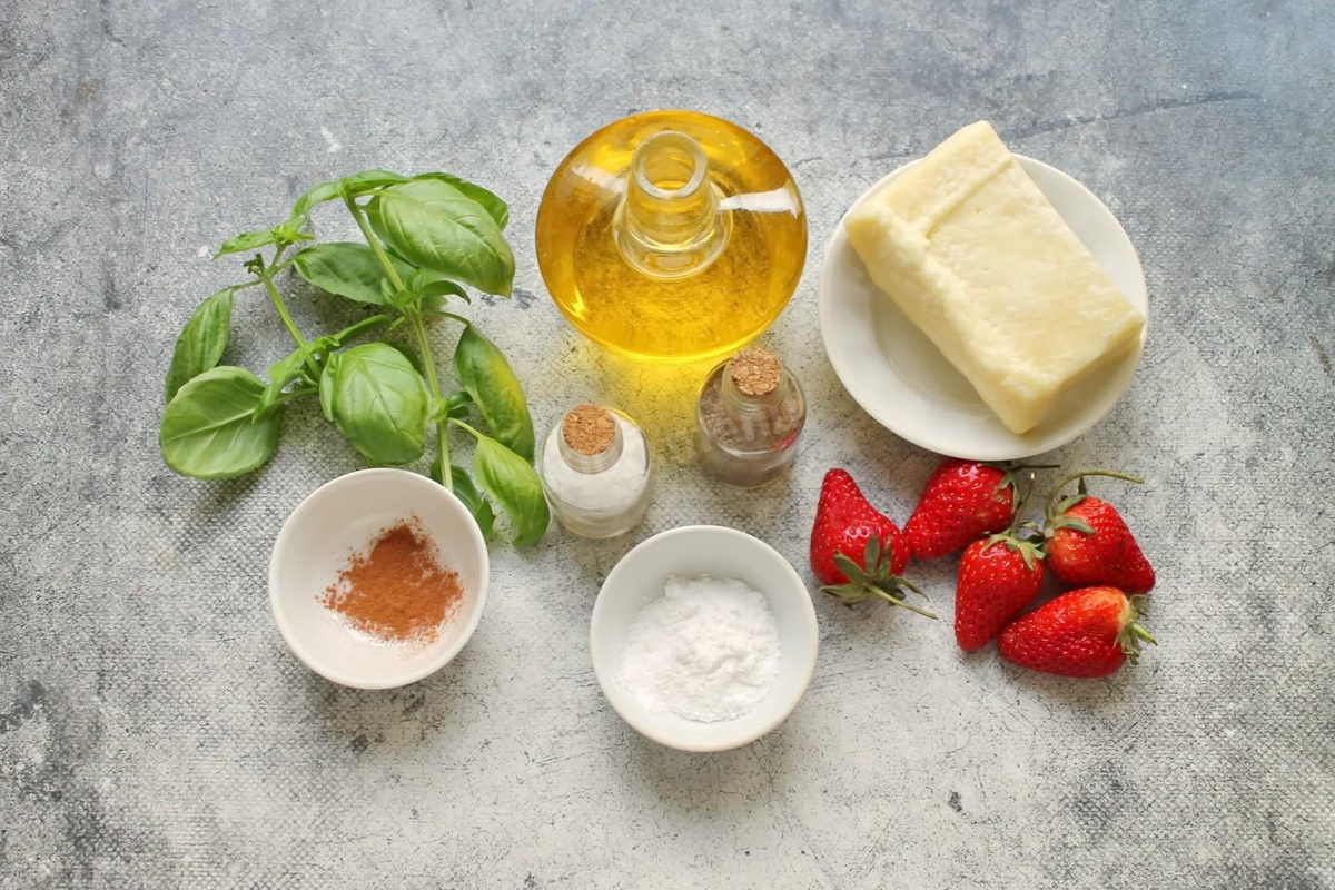 Как сделать жареный сыр Халуми с ягодным соусом? Подготовьте все необходимые ингредиенты для приготовления. Ягоды переберите, положите в сито, сполосните и дайте воде полностью стечь. Базилик сполосните и отряхните от воды..