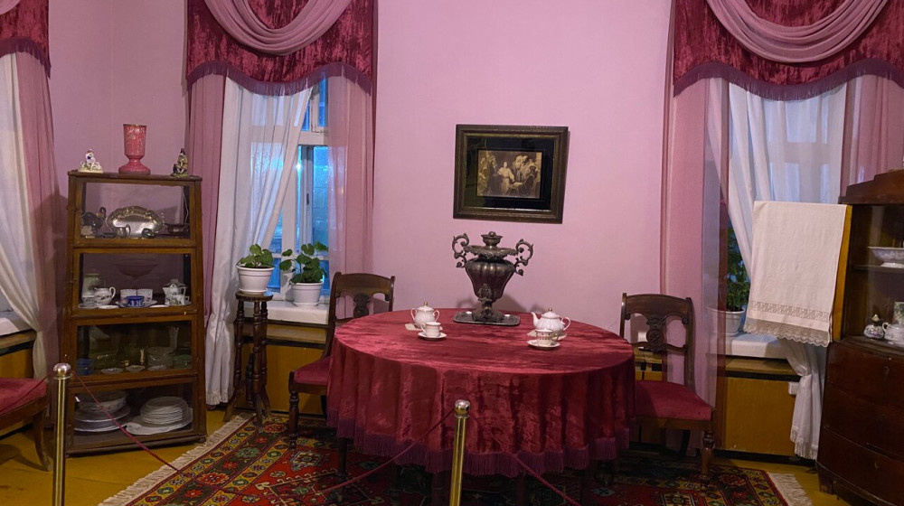    Курган и дом декабриста Нарышкина