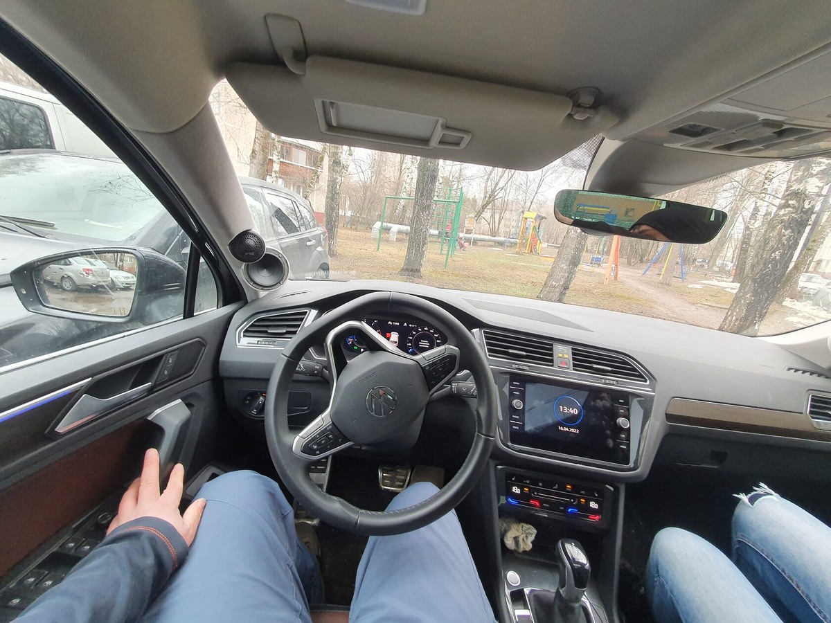 штатное расположение вч рядом с ручкой открывания дверей, что попросту дикое автозвуковое невежество