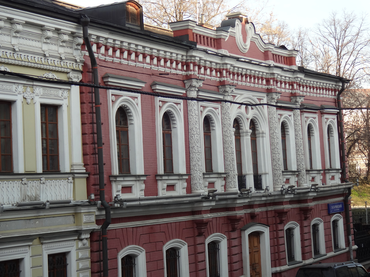 Старинные усадьбы полностью реконструируют и используют под современные нужды. Фото автора