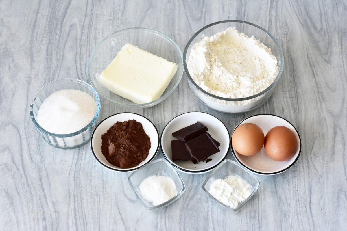 Как приготовить дубайское печенье с фисташковой пастой? Подготовьте необходимые продукты по списку. Начните с приготовления теста. Какао порошок желательно берите качественный, например, Золотой ярлык или алкализованный. Некачественное какао может неприятно хрустеть на зубах и испортить вкус блюда. Подробнее о том, как выбрать какао, читайте в статье по ссылке в конце рецепта.