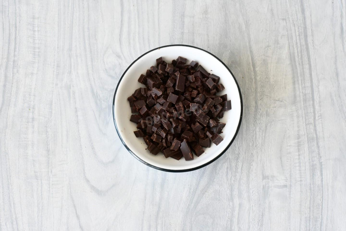 Шоколад порубите на мелкие кусочки. Шоколад подойдет в любом виде — плиточный или в каллетах. Главное, чтобы он был натуральным и качественным. Шоколад подойдет темный или горький. Выбирайте по своему вкусу. Горький хорошо оттенит сладость печенья.