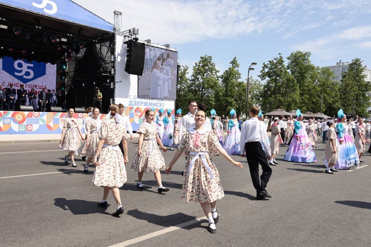    На площади Дзержинского выступают артисты и играет музыка