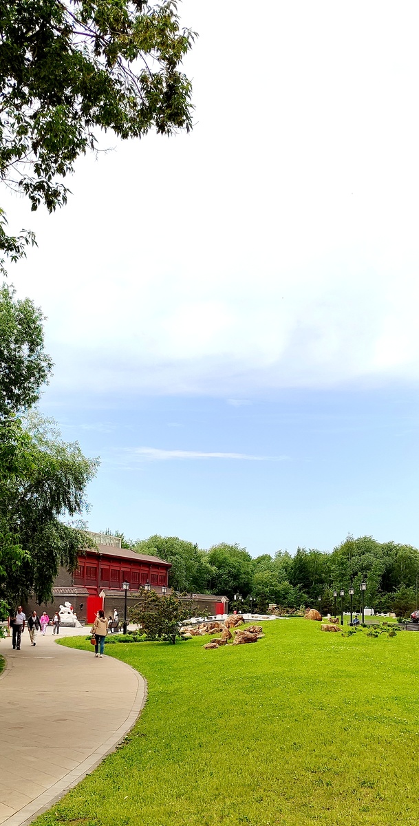 Сад Хуамин в двух шагах от метро "Ботанический сад". Фото автора.