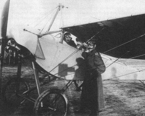 В кабине самолета «МБ» пилот Ш.Жильбер и Ф.Моска