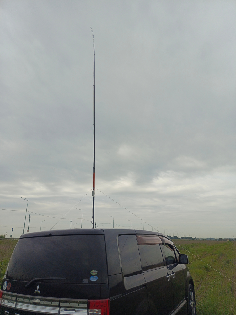 Противовесы также выполняют роль растяжек для антенны 
