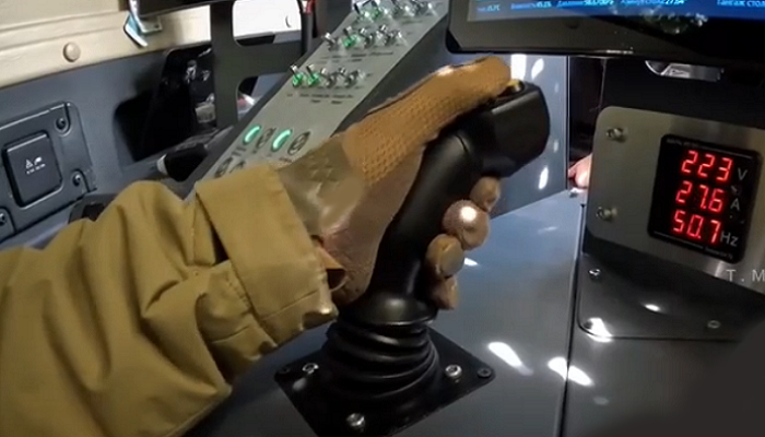 Джойстик пульта управления лазерного комплекса "Кочевник" и дисплей контроля параметров