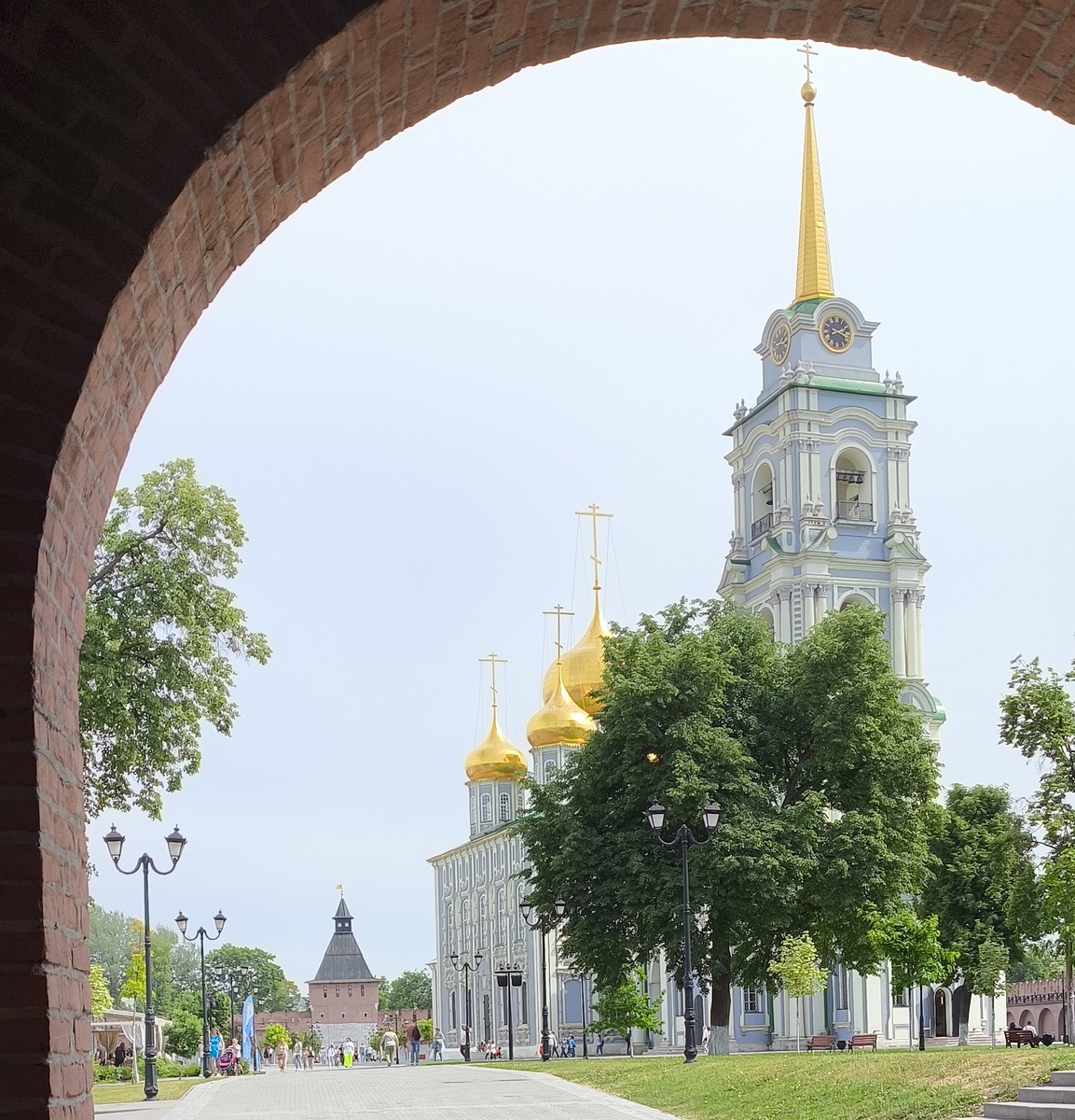 Вид на Кремль с башни Пятницких ворот Кремля. Справа Успенский собор и Колокольня