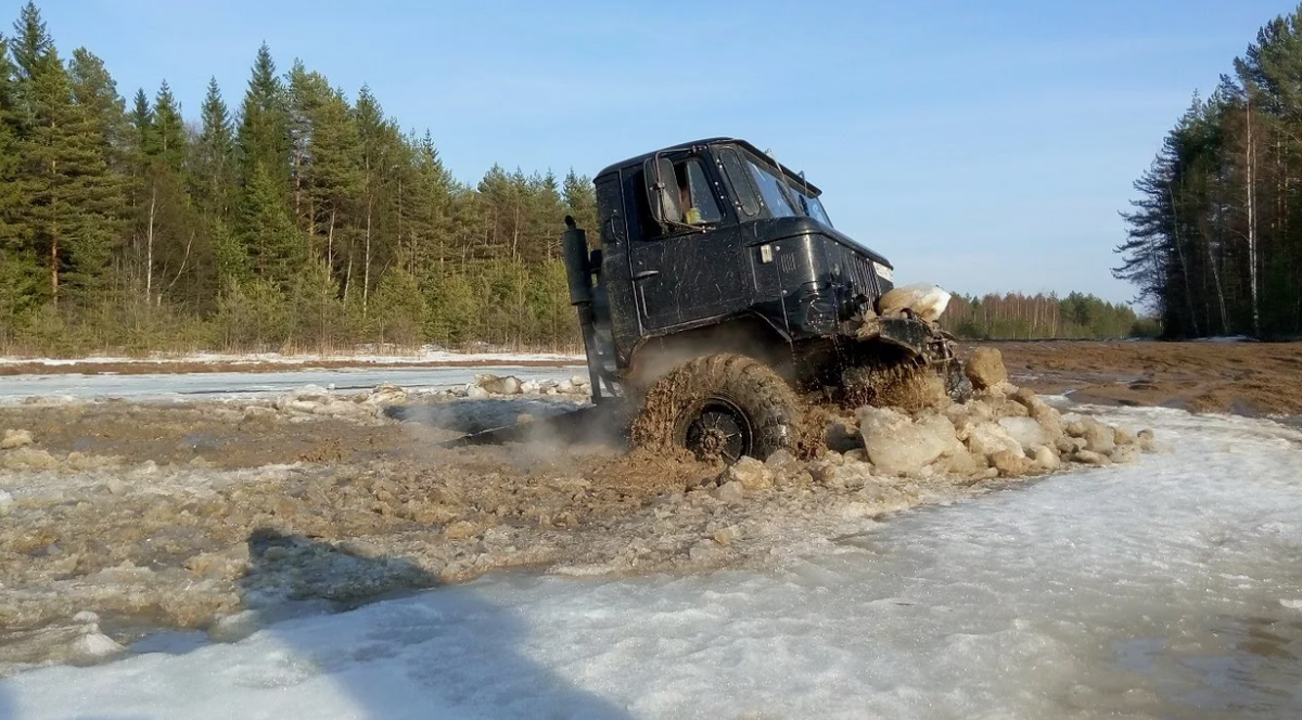 ГАЗ-66 ломает лед как субмарина!