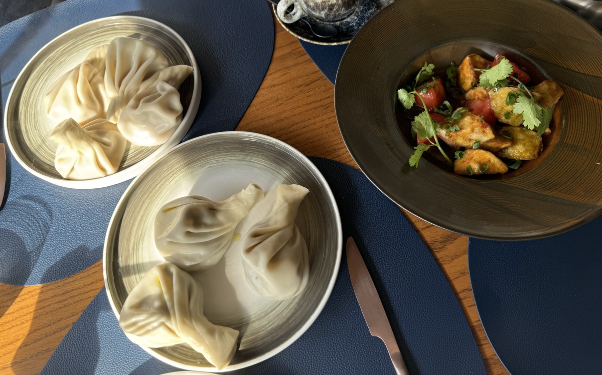 Хинкали с мясом и грибами, салат с хрустящими баклажанами