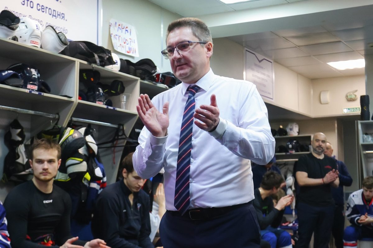    Дмитрий Гоголев благодарит хоккеистов «Чайки» за бронзовый сезон