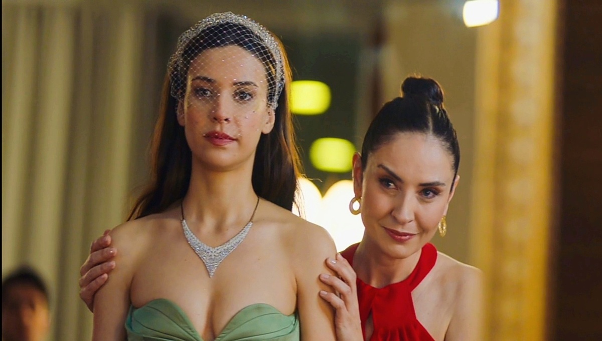 Актриса Деврим Озкан. Фото из сериала: "Двухместный номер" 