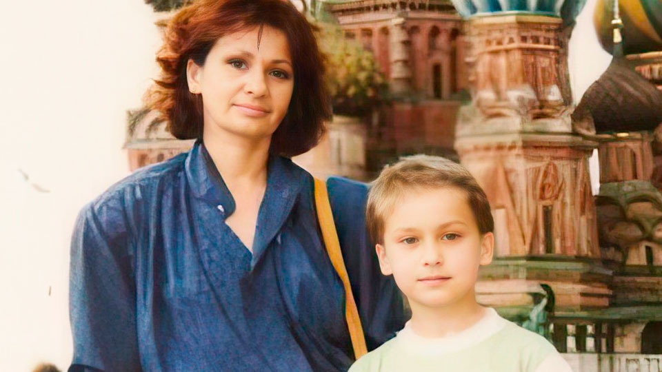 Кирилл Жандаров в детстве с мамой