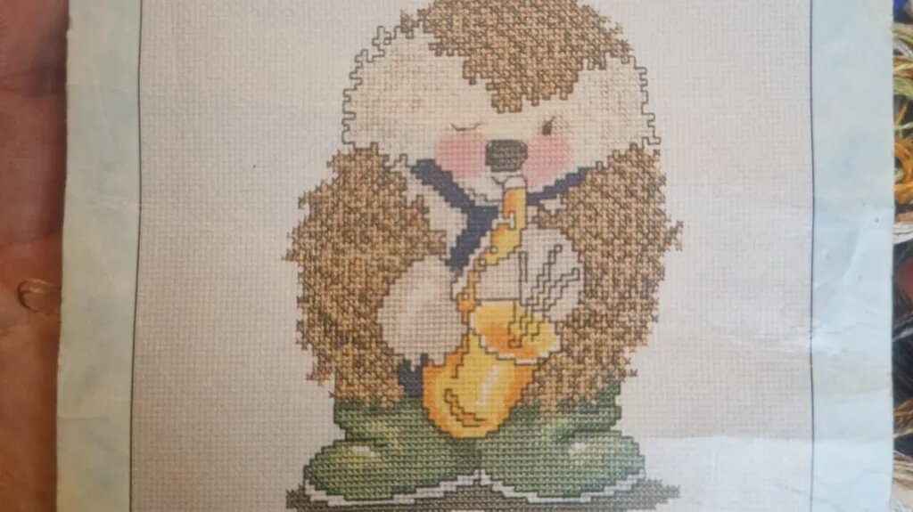 Вышивальщица называет работу "Терпение"