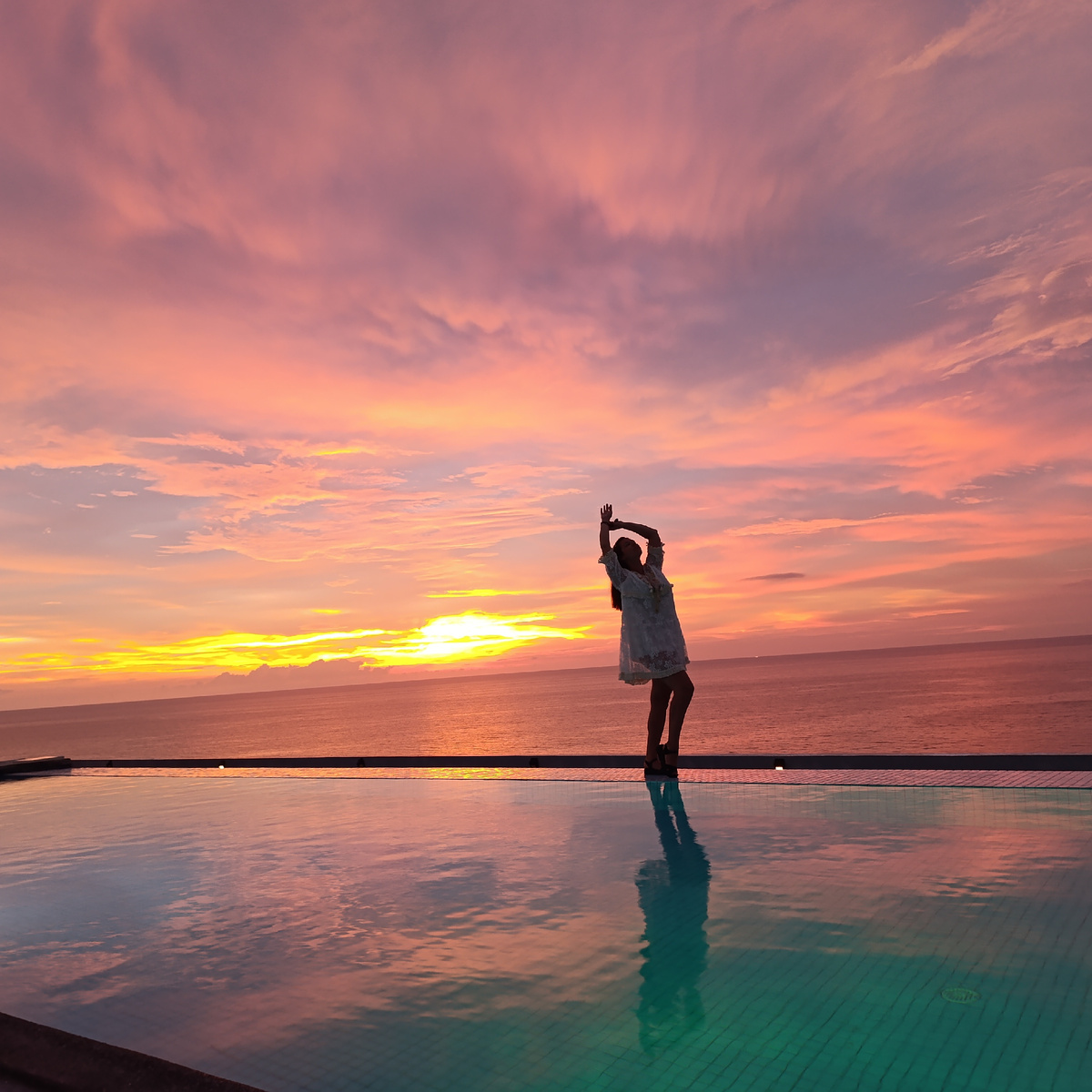 Вид на закате с бассейна отеля