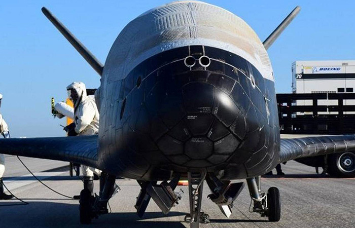 Обслуживание X-37B./ Фото: interestingengineering.com