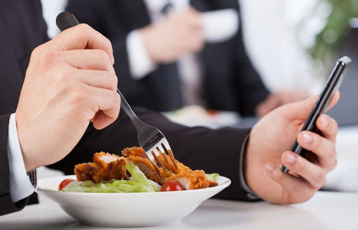 Неуместно позвать взрослых кушать, правильно их позвать есть. / Фото: myfin.by