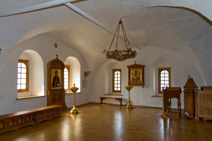 Внутри помещений под потолком то и дело попадаются странные перекладины. /Фото: ВКонтакте.