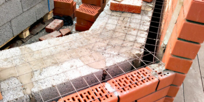 Перекладины под потолками, суть тоже, что арматура. /Фото: krovelson.ru.