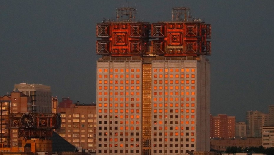    Вид на здание президиума Российской академии наук (по центру) во время рассвета. Автор фото: Александр Щербак / ТАСС