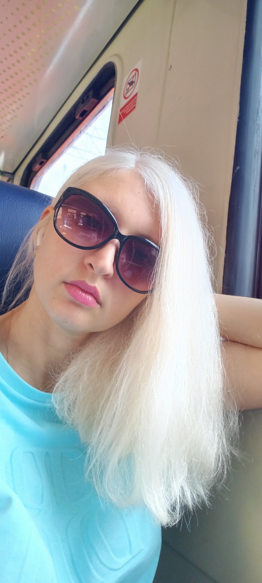 Специально для этой статьи сделала селфи в электричке  в пути на работу, сижу и рядом со мной никого нет😅