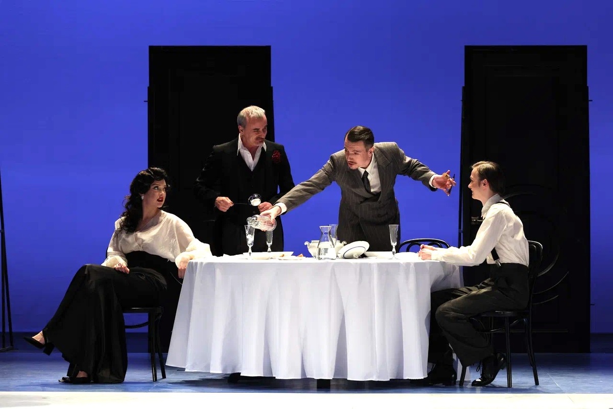 Тихий семейный ужин. Паола (Полина Лоран), Бенедикт Фарнезе (Глеб Подгородинский), Джузеппе (Максим Хрусталев) и Тони (студент ВТУ имени Щепкина Денис Казанин). Фотограф Евгений Люлюкин.