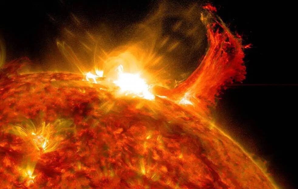Тревожная оценка последствий крупнейшего в текущем календарном году коронального выброса массы (КВМ) на Солнце.