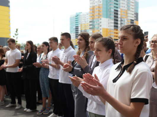    вручению ключей от квартир детям-сиротам // фото: пресс-служба Губернатора Ростовской области