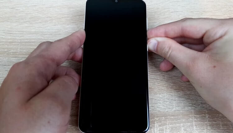    Перезагрузите смартфон кнопками, принудительно достав симку и карту памяти. Изображение: Андроидник