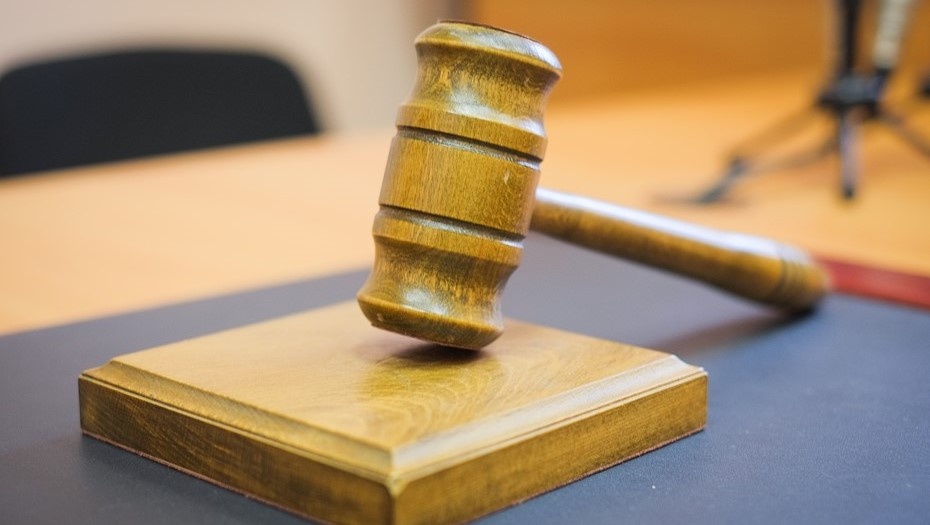    Молоток для вынесения вердиктов на судебных заседаниях. Автор фото: Валентин Беликов / "Деловой Петербург"