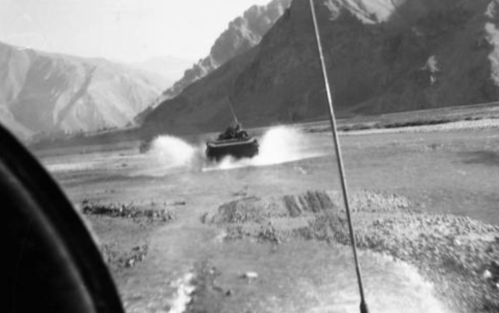 Бронетехника советских пограничников пересекает одну из горных рек Восточного Памира