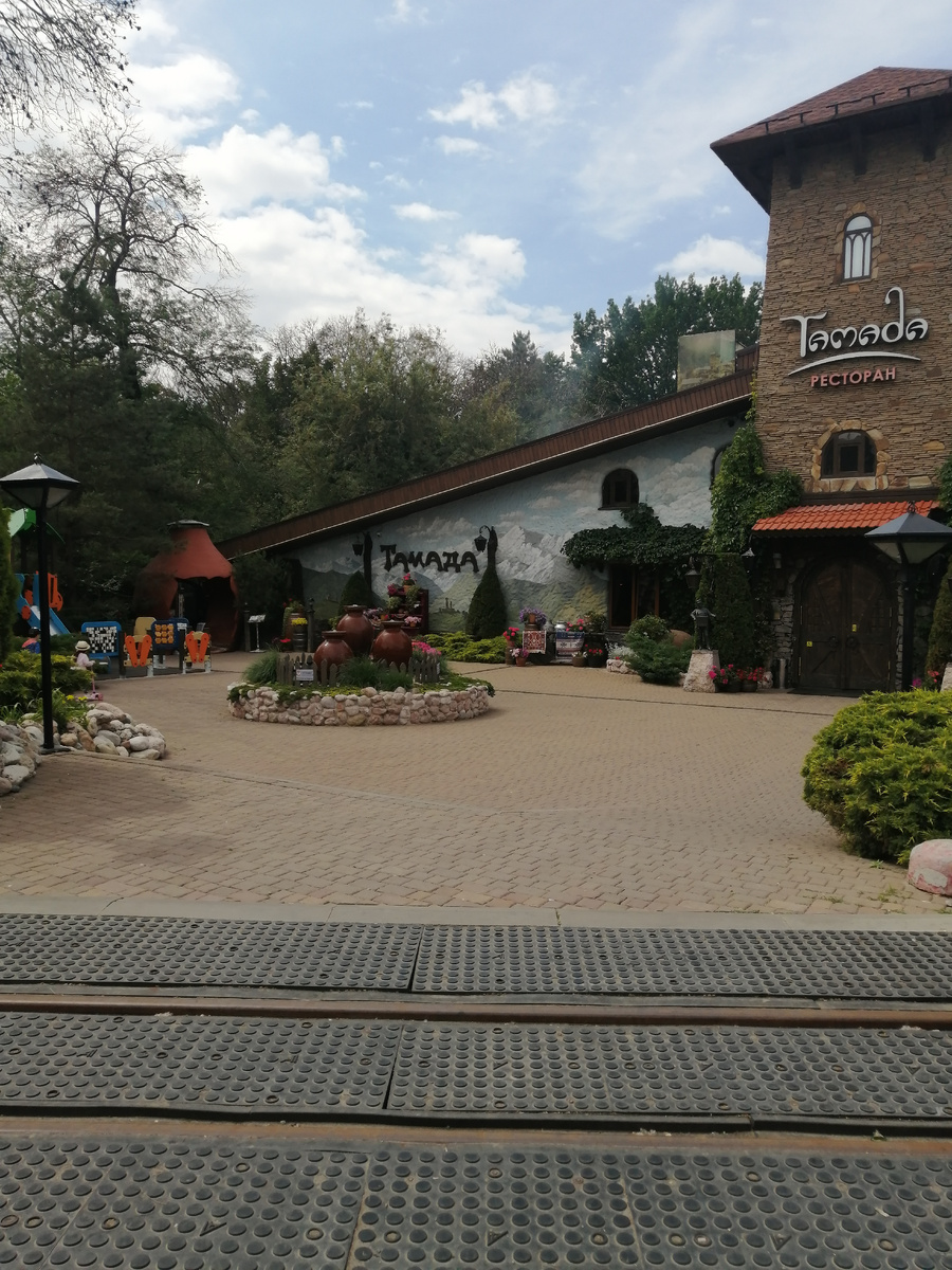 На входе в парк та самая детская железная дорога. Рельсы положены вокруг всего парка