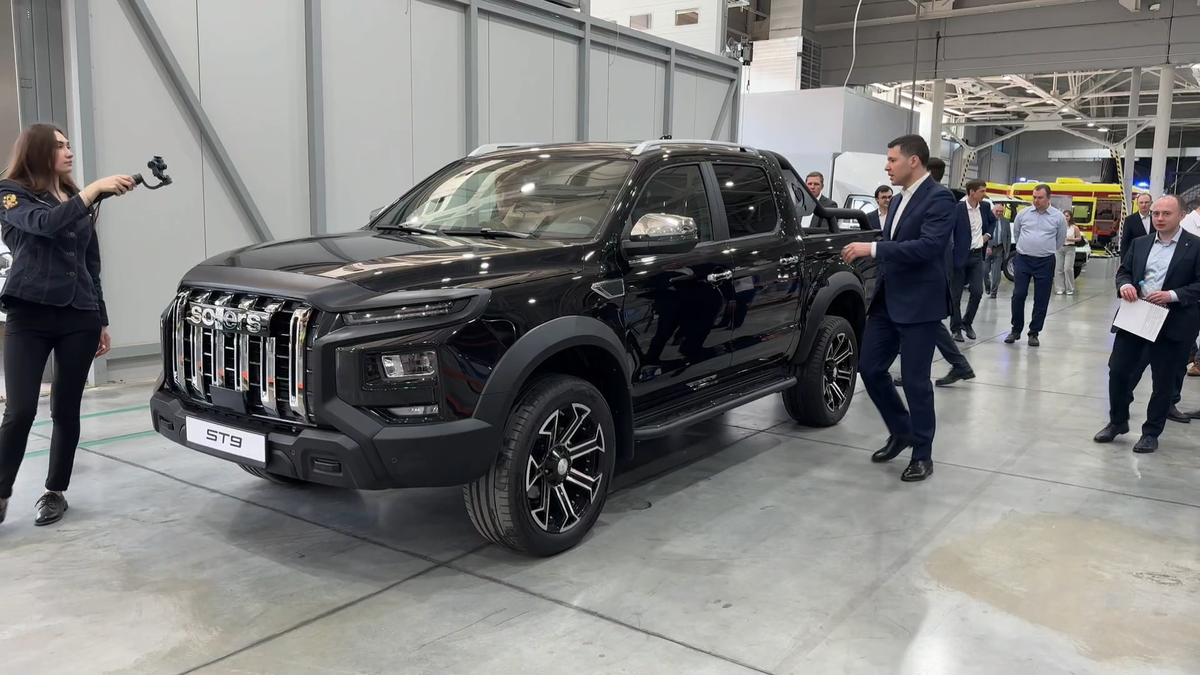 На новом пикапе проехал Антон Алиханов.