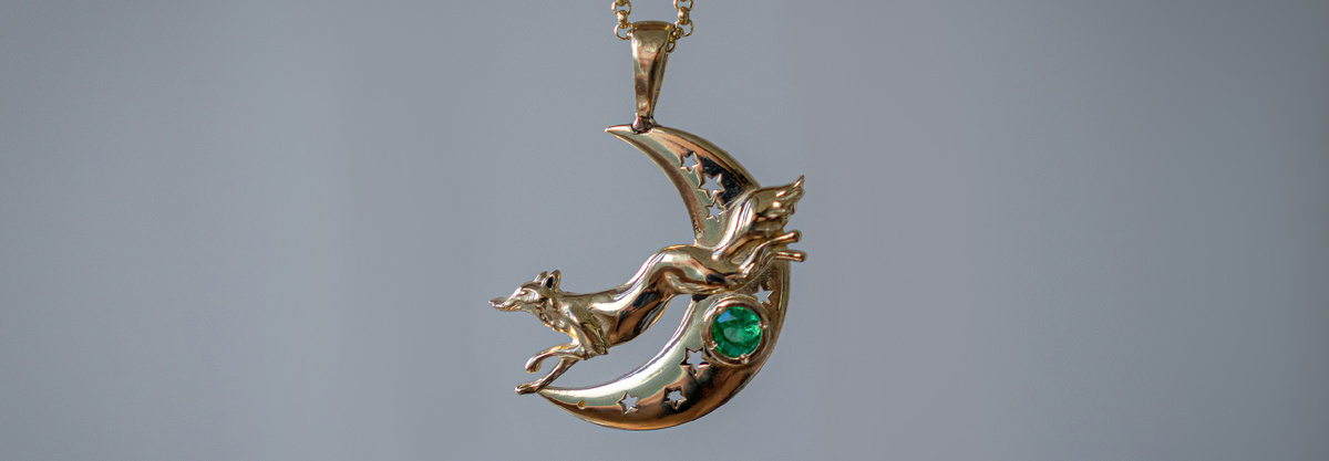 Золотой кулон с лисой и изумрудом «Солнечная»