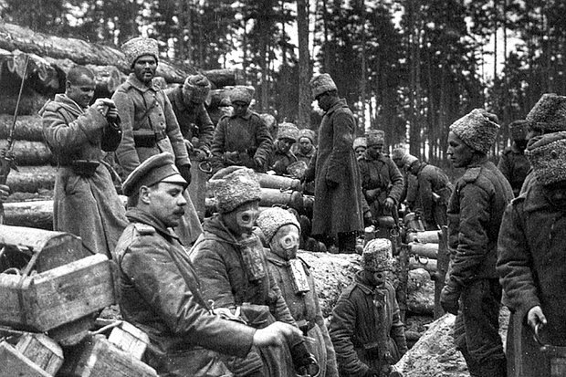    Российские солдаты готовятся к газовой атаке. Фото: Universal History Archive / Universal Images Group via Getty Images
