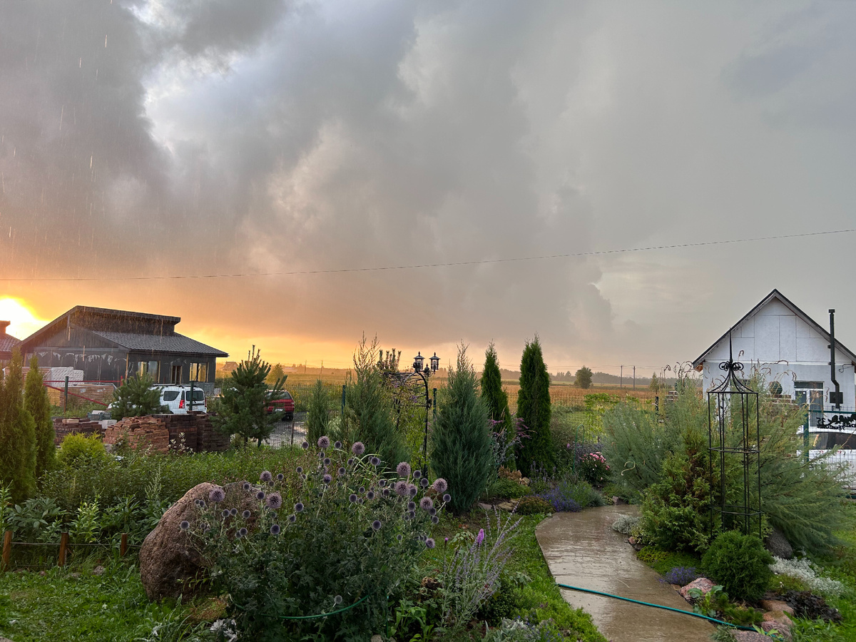 грозовое небо, слева еще одна куча кирпича, котору. в этом году тоже перенесли