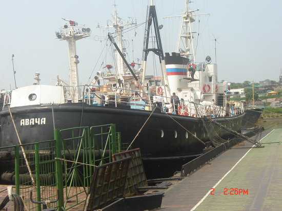 фото: "Авача" у пирса бухты Богородское озеро
