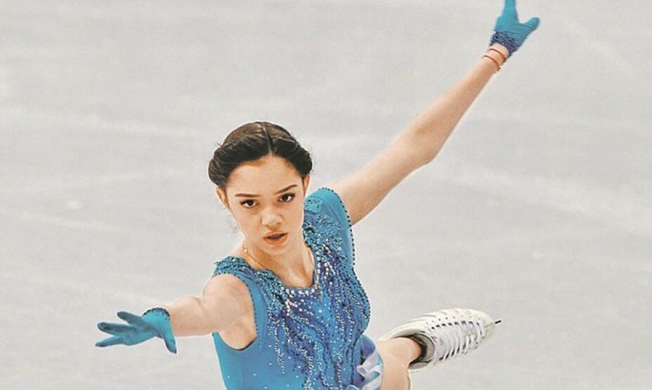    Фигуристка Евгения Медведева долгое время каталась с красной нитью от сглаза на левой руке. Фото: Global Look Press