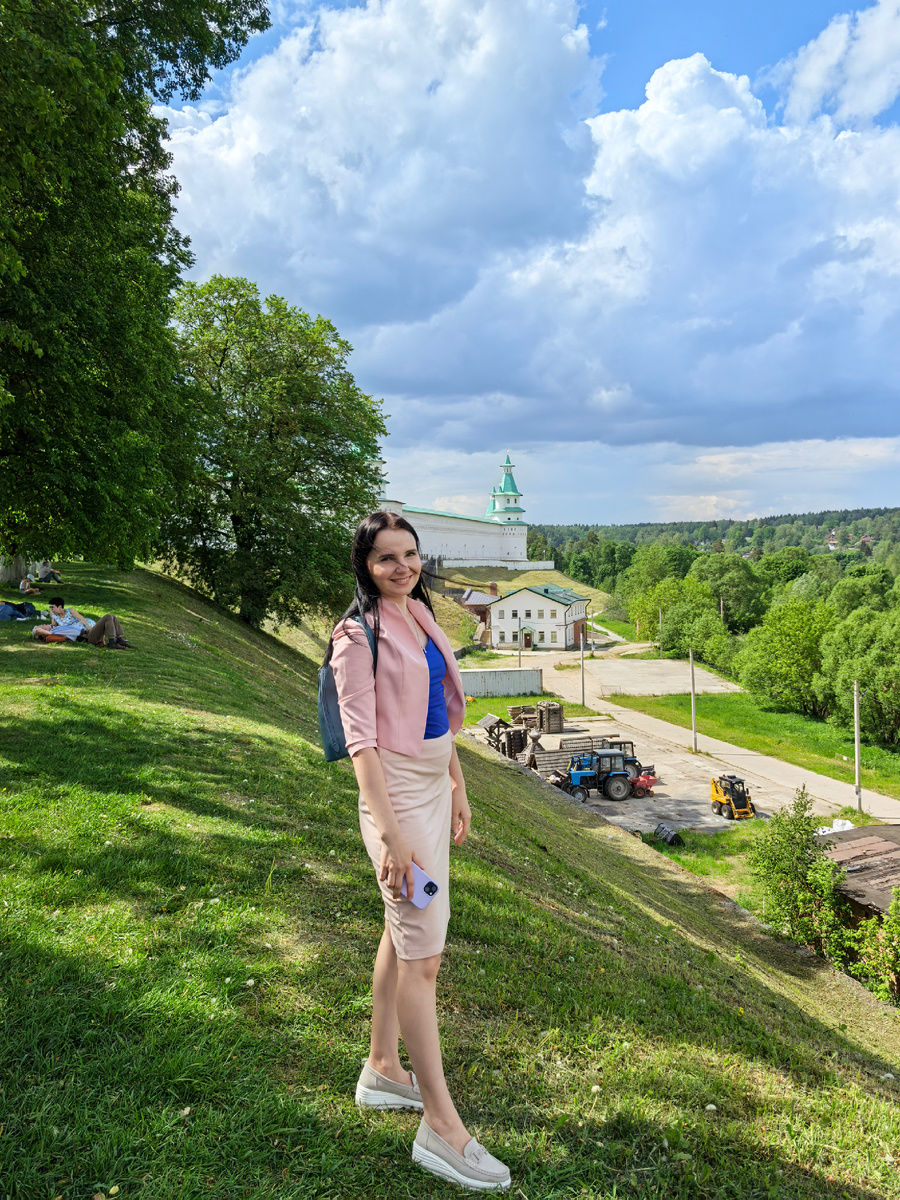 Вид с парковки на стены монастыря