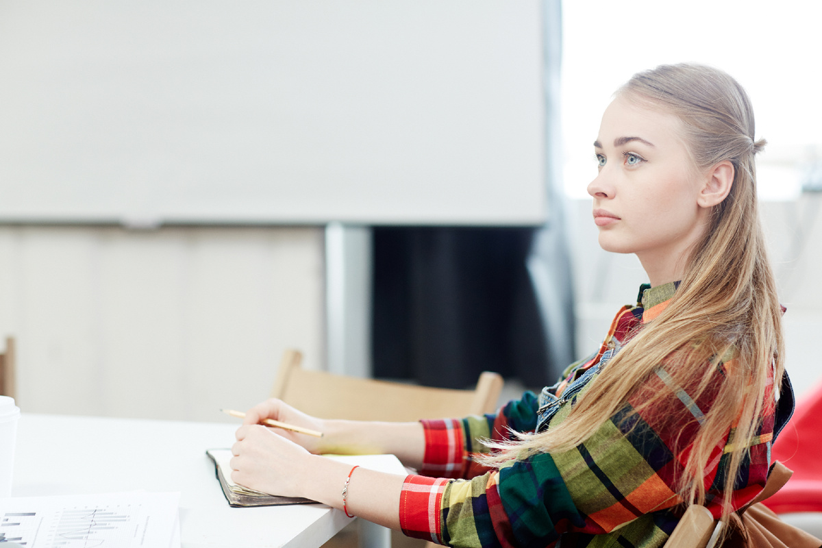 Девушка задумалась, на кого поступать