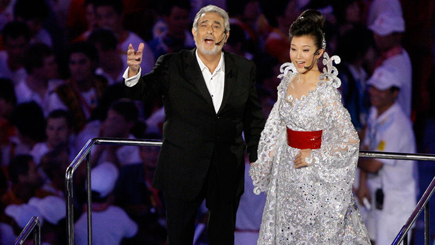 Церемония закрытия Олимпийских игр в Пекине. Пласидо Доминго и Song Zuying.  Фото gazeta.ru