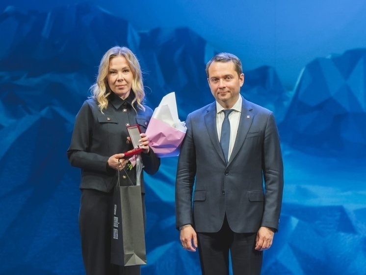     Руководителя волонтерского движения «Хибины СВОим» наградили за помощь участникам СВО. фото: пресс-служба администрации города Кировска