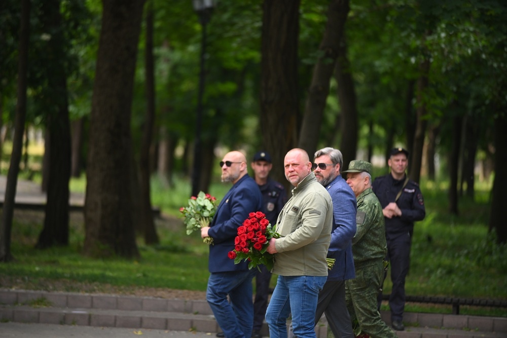    Сегодня в честь 10-летия Союза добровольцев Донбасса в Ростове-на-Дону состоялось торжественное возложение цветов в память о погибших героях. Фото: Союз добровольцев Донбасса