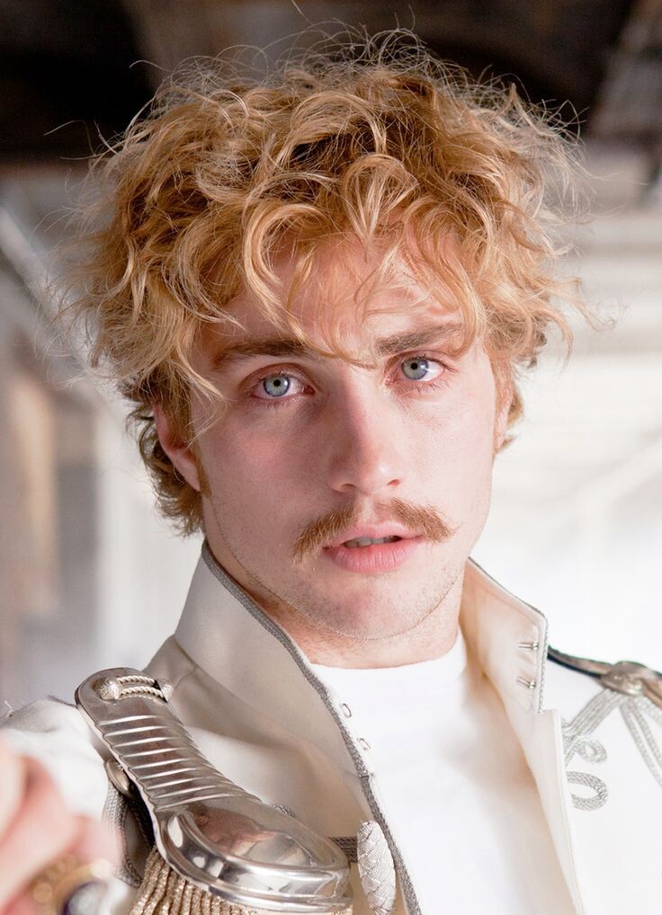 Алексей Вронский (Аарон Тейлор-Джонсон)